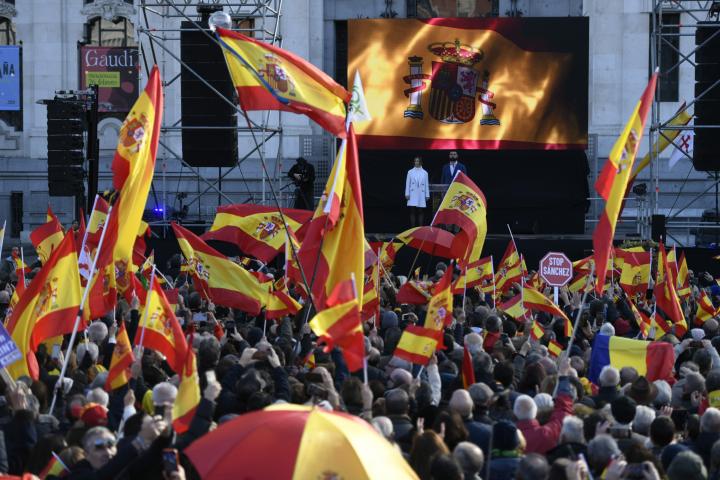 Miles de personas llenan esta sábado la plaza de Cibeles de Madrid con banderas de España