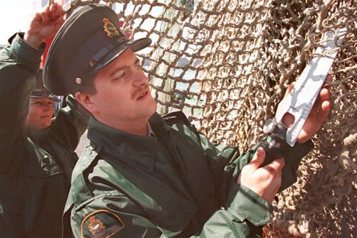 Autoridades canadienses miden el tamaño de las redes del buque español Estai, tras ser llevado al puerto de Nueva York (EE.UU.).