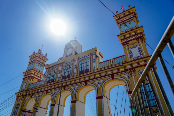 Portada del ferial en Sevilla
