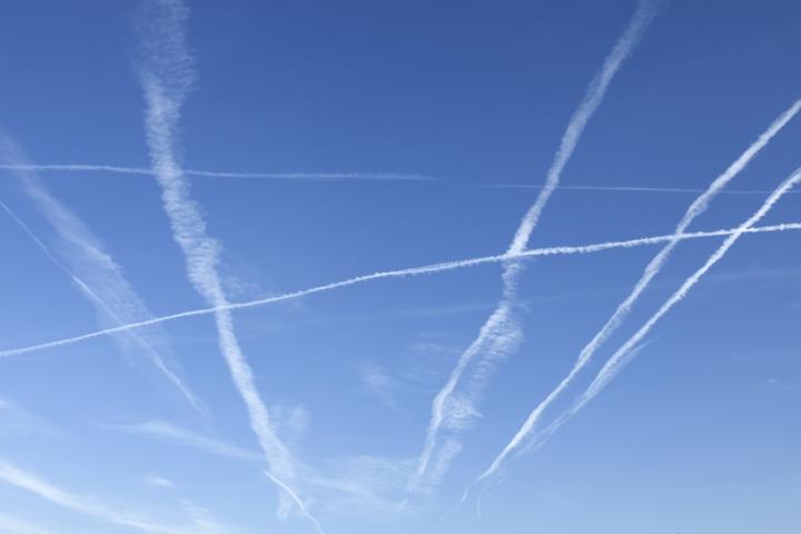 Rastro de aviones en el cielo