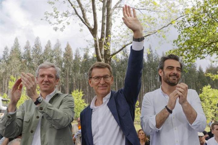 Feijóo junto a Alfonso Rueda y Diego Calvo en la romería del PP en Santiago