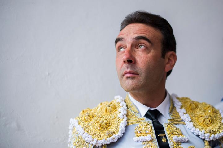 Enrique Ponce, en un patio de cuadrillas antes de torear