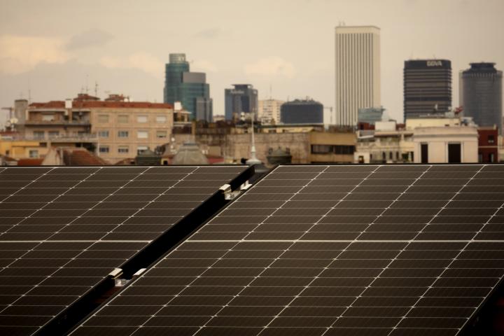 Vista de una instalación fotovoltaica realizada por EDP Solar en la finca numero 15 del Paseo de la Castellana.
