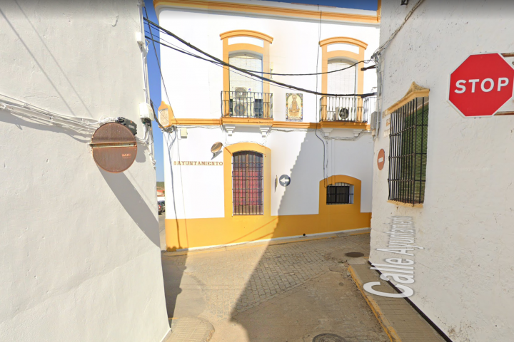 Imagen de la fachada de la casa consistorial de Ribera del Fresno (Badajoz).