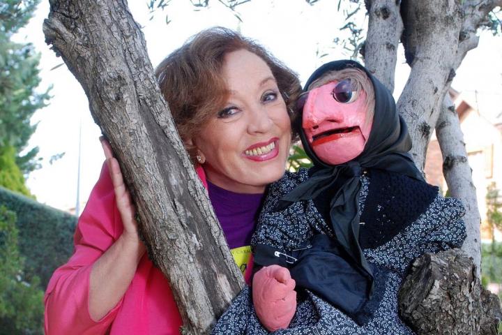 La ventrílocua Mari Carmen y sus muñecos con su muñeco más popular, Doña Rogelia,