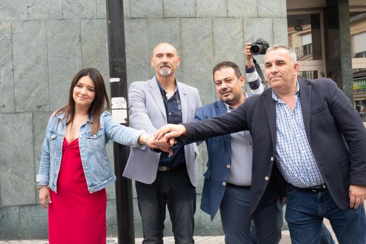 El portavoz del PP y nuevo alcalde de Maracena (Granada), Julio Pérez (2d), junto a los candidatos de Maracena Conecta 23, Amabel Adarve (i); de Vox, Juan Antonio Quesada (2i), y Quiero Maracena, Miguel Ángel Fernández (d), juntan las manos tras alcanzar un preacuerdo a cuatro para gobernar en el Ayuntamiento.