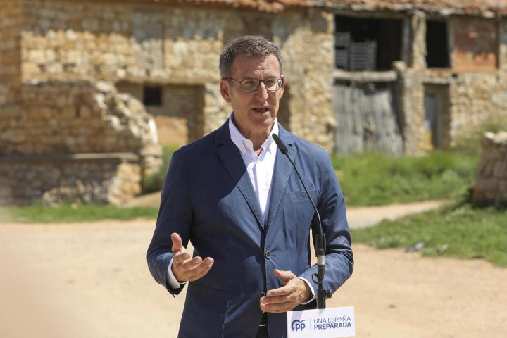 El presidente del PP, Alberto Núñez Feijóo, ha reivindicado este sábado la importancia de la política de proximidad y su compromiso con la España rural con su presencia en la constitución del Ayuntamiento de Celadas.