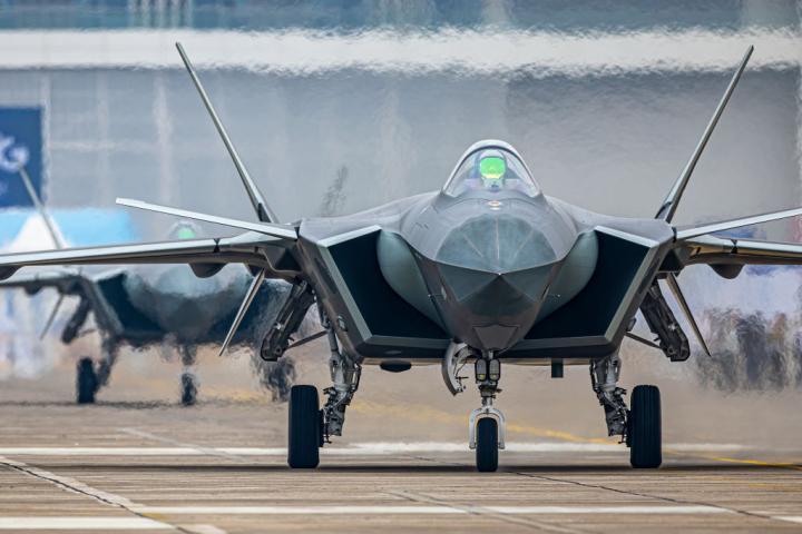 Imagen de archivo de varios cazas chinos furtivos J-20.