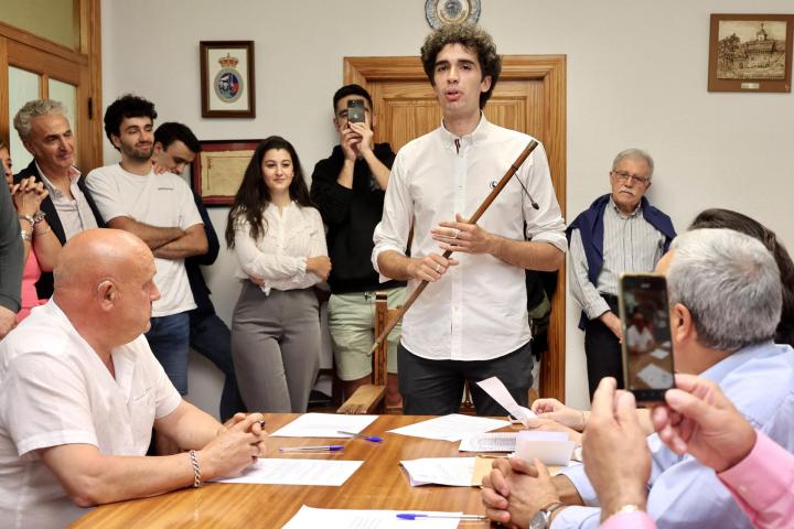 Ismael Maestro, el candidato municipal más joven de La Rioja, ha sido el primero en tomar posesión de su cargo como alcalde de San Millán de la Cogolla, apenas un minuto pasada la medianoche de este viernes.