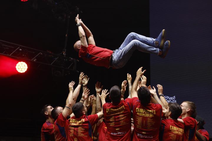 Los jugadores de la selección española mantean al seleccionador, Luis de la Fuente, durante la celebración
