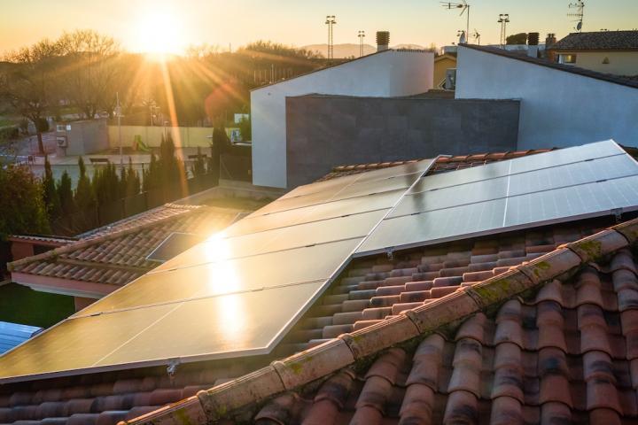 Paneles solares instalados en una vivienda en España