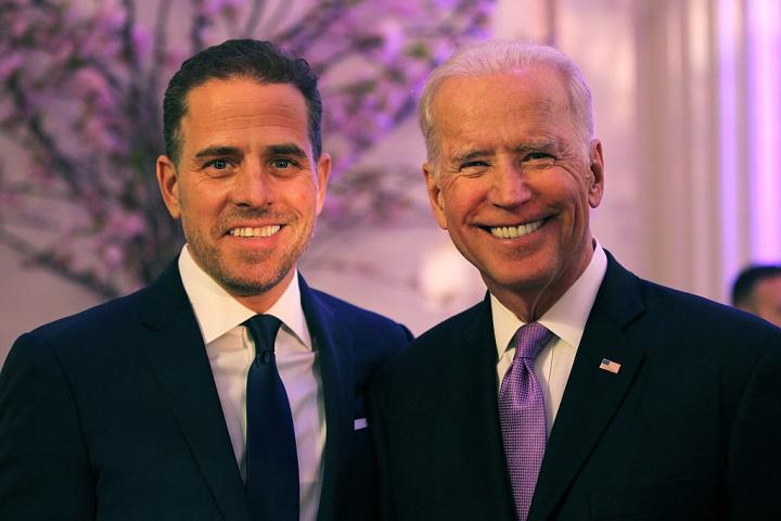 Hunter Biden y su padre, en una imagen de hace años