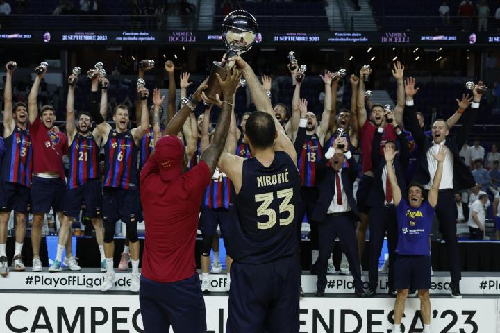 Los jugadores del Barça celebran con el trofeo el título de Liga Endesa.