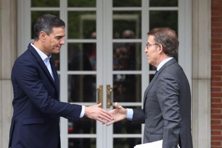 Pedro Sánchez y Núñez Feijóo, en una imagen de archivo en la escalinata de Moncloa.