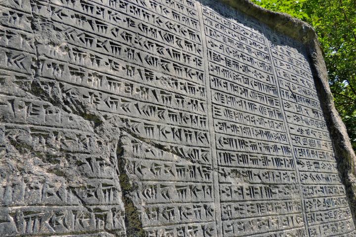 Piedra con grabados cuneiformes en Teherán (Irán).