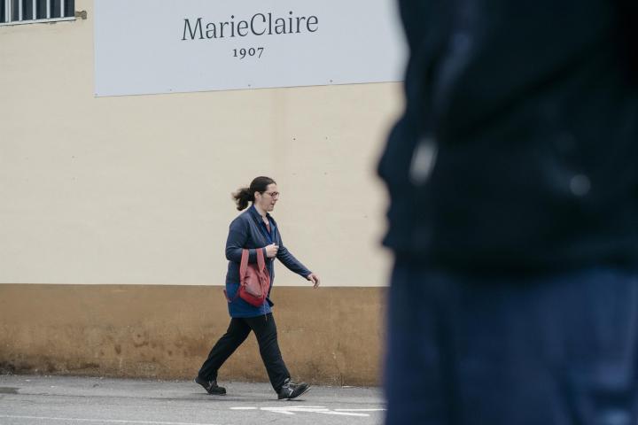 Una mujer pasa frente a la planta de Marie Claire