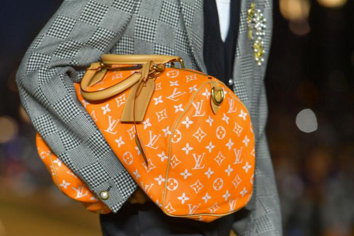 Algunos de los modelos de Louis Vuitton que se han visto en el debut de Pharrell Williams como director creativo de la firma de lujo.