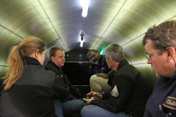 Fotografía facilitada por Ocean Gate que muestra el interior de un submarino turístico.