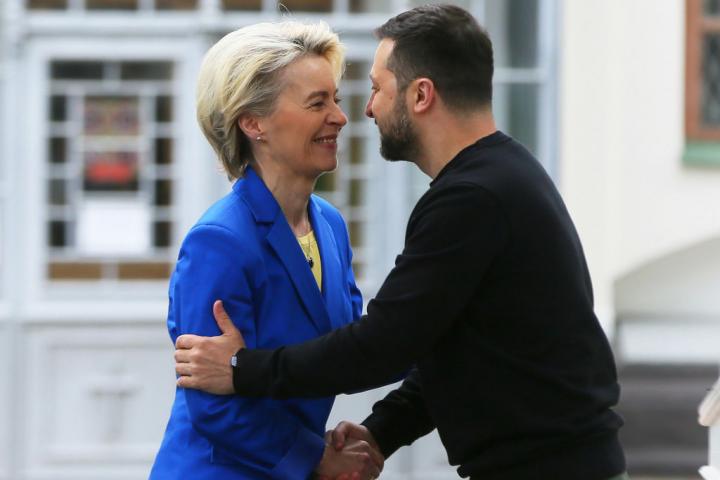 La presidenta de la Comisión Europea, Ursula von der Leyen, y el mandatario ucraniano, Volodímir Zelenski; en una imagen de archivo.