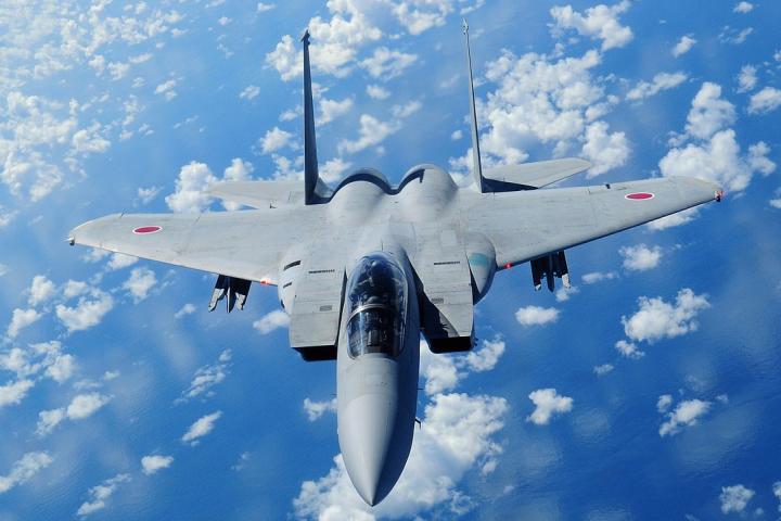 Un F-15J Eagle de las Fuerzas Aéreas de Japón en plenas maniobras.