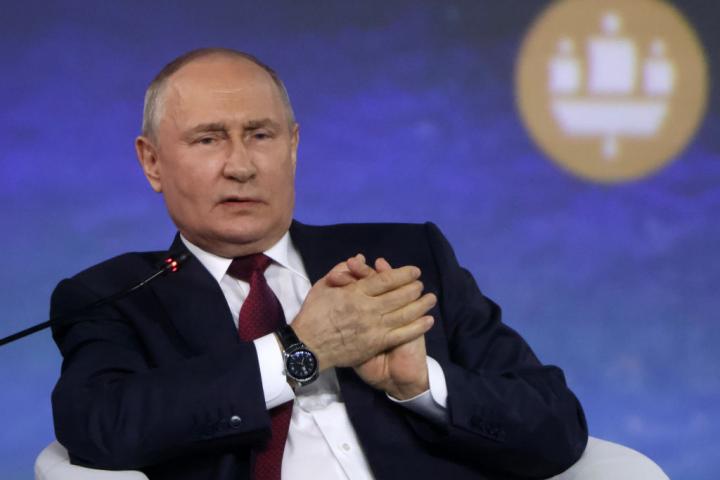 Vladimir Putin gesticula en un acto reciente