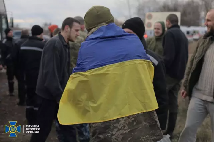 Prisioneros de guerra ucranianos tras ser liberados por la parte rusa