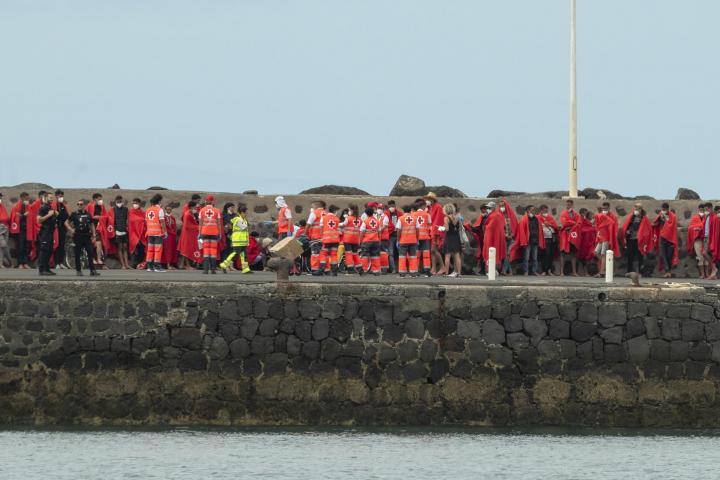 Salvamento Marítimo ha rescatado este miércoles a 51 personas que iban en una patera por la ruta canaria.