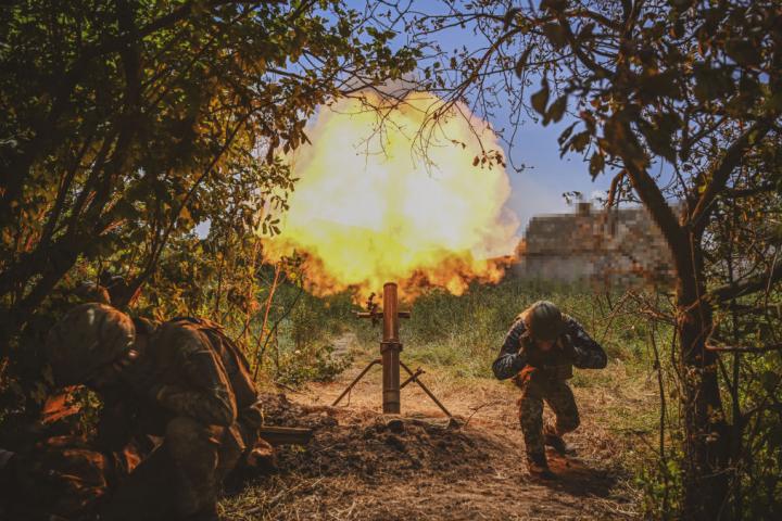 Soldados ucranianos abren fuego contra una posición rusa en Donetsk, en el marco de las operaciones de la contraofensiva.