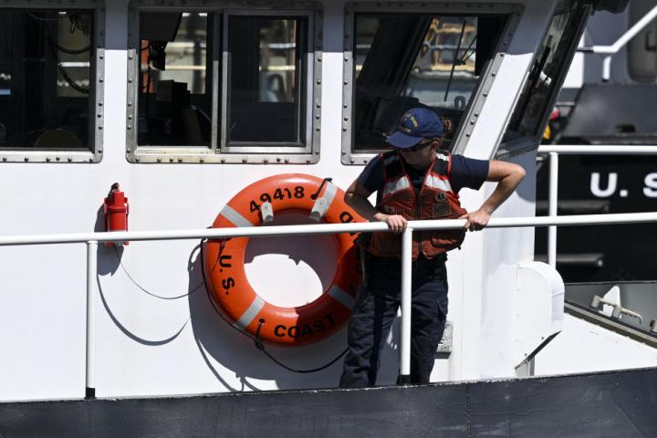 Un operario, en labores de búsqueda del Titan en la costa de Boston