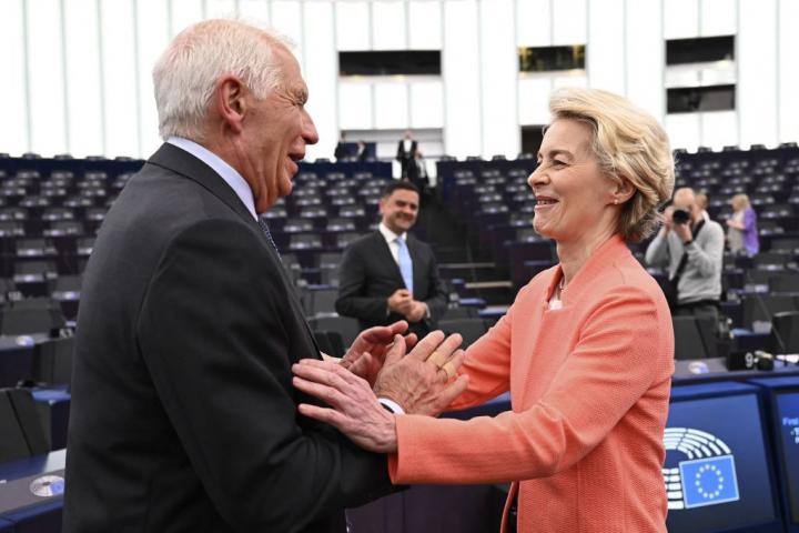 Josep Borrell y Ursula von der Leyen se saludan cariñosamente en el Parlamento Europeo