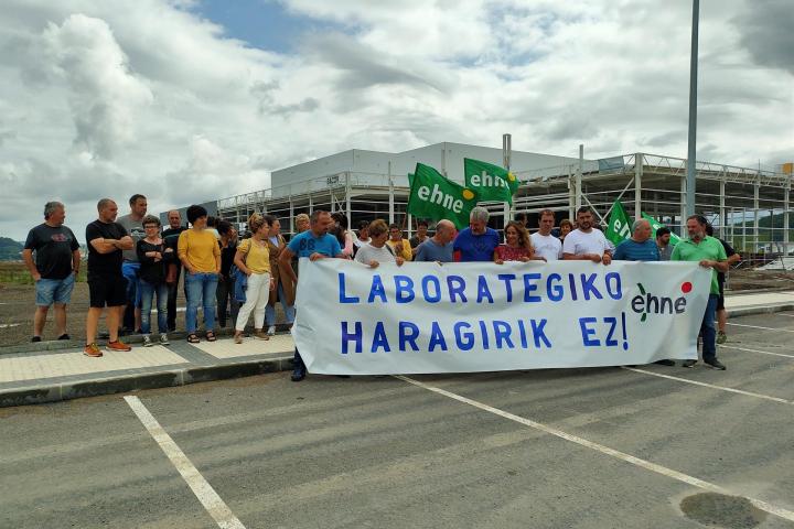 Protesta del sindicato vasco EHNE contra Eskusaitzeta de San Sebastián.