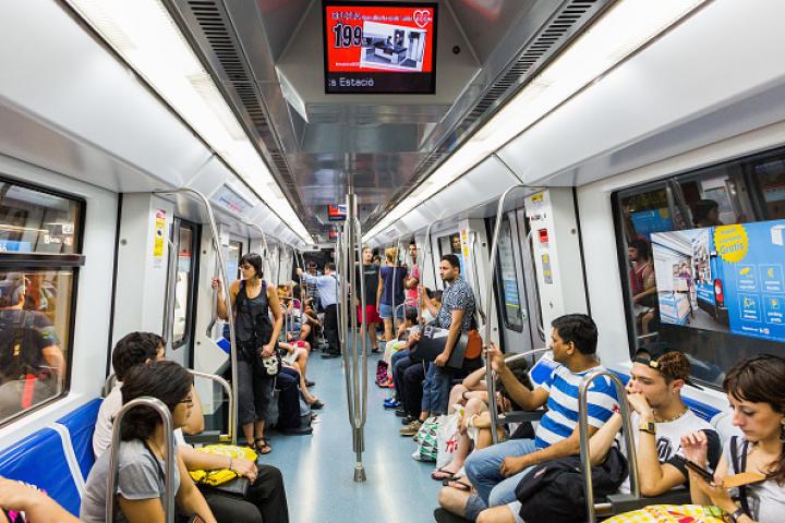 Foto de archivo de pasajeros en el metro de Barcelona