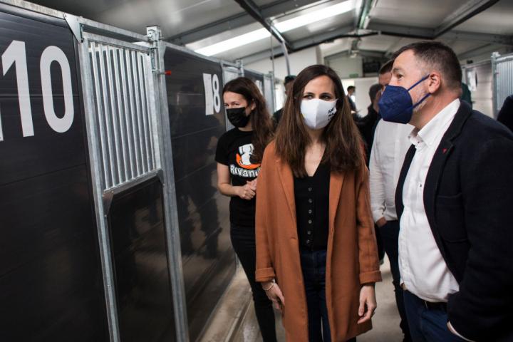 El exalcalde de Rivas Pedro del Cura (IU), en una imagen de archivo junto a la ministra de Derechos Sociales y Agenda 2030, Ione Belarra.