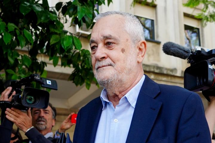 El expresidente andaluz José Antonio Griñán, en una imagen de archivo saliendo de la Audiencia de Sevilla.