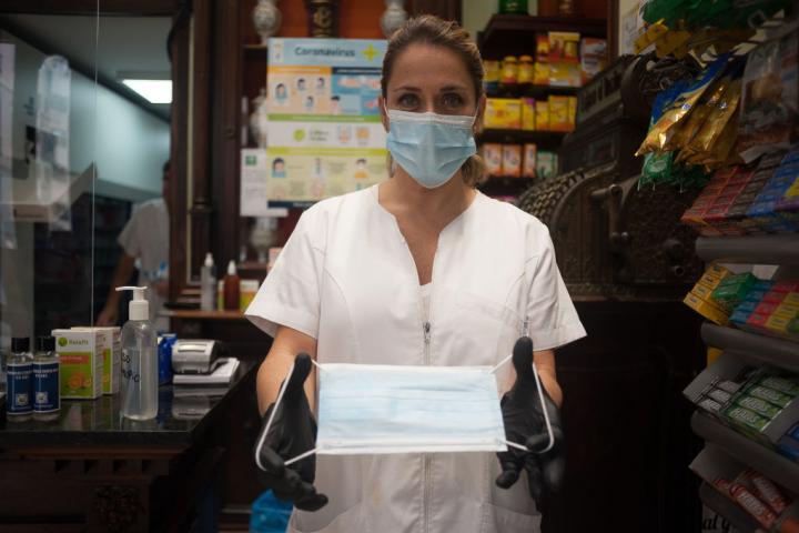 Imagen de archivo de una profesional sanitaria en una farmacia.