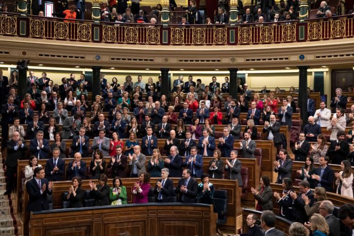 Los diputados del PSOE y de Unidas Podemos aplauden tras la votación de investidura que dio la presidencia del Gobierno a la coalición de ambos partidos el 4 de febrero de 2020.