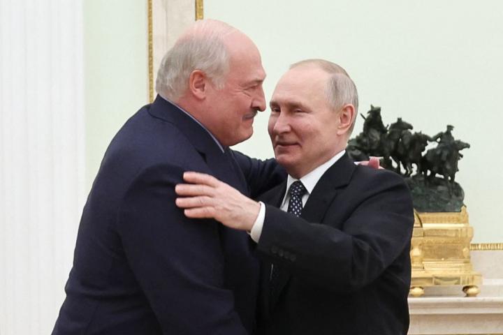 Lukashenko y Putin, abrazados en una imagen repetida mil veces