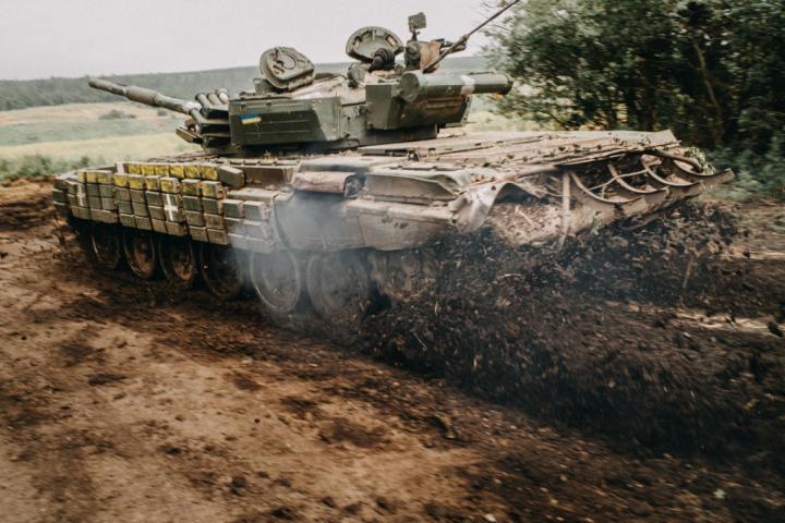 Soldados ucranianos en un T-73 en dirección a Konstantinivka (Donbás).