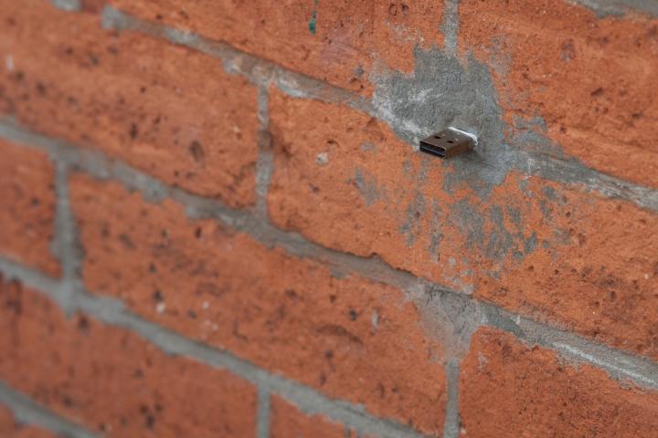 Un puerto USB incrustado en la pared de un edificio en Nueva York.