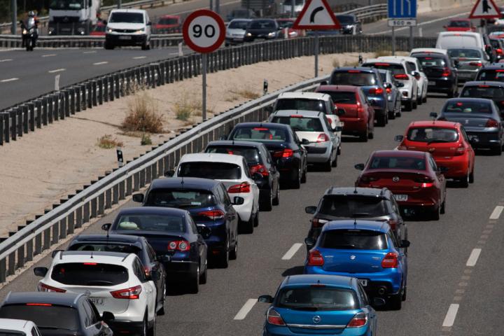 Atasco en la A-3 en la salid de Madrid durante el Puente de Mayo.