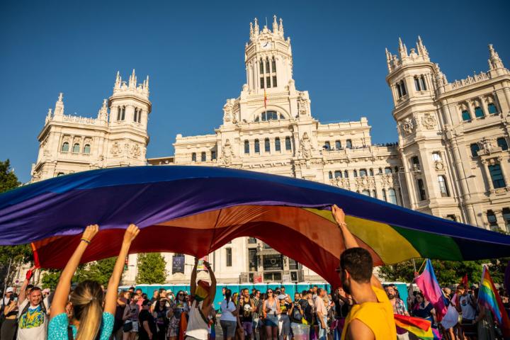 Foto de archivo de la bandera LGTBI en el Orgullo de Madrid.