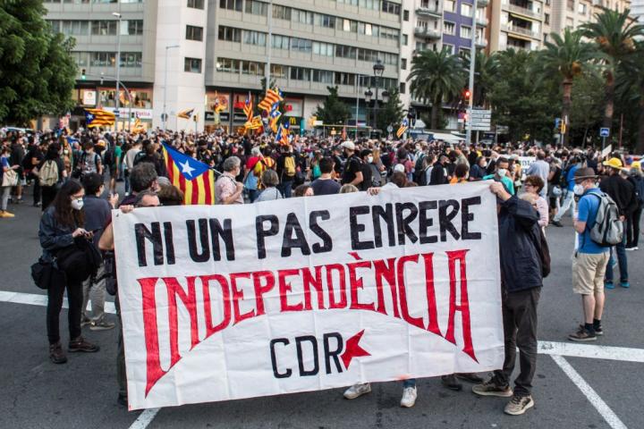 Pancarta en la que reza: 'Ni un paso atrás, Independencia. CDR'.