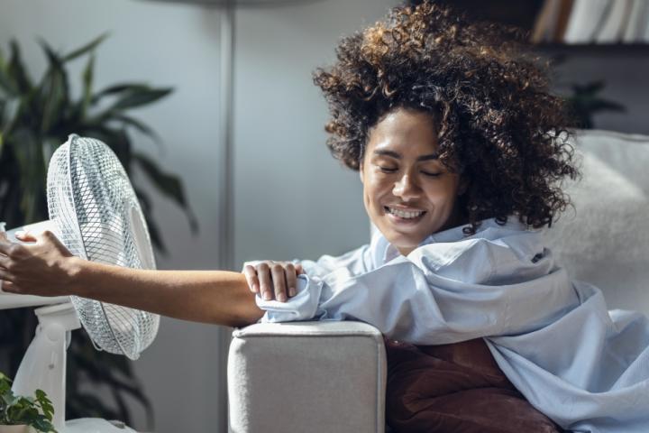 Un ventilador con aire frío para pasar la ola de calor