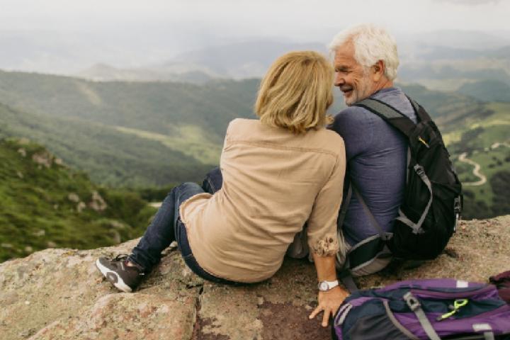 Dos personas mayores, disfrutando de las vistas, en una escapada