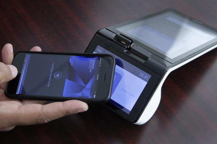 Foto de archivo de una persona pagando con el móvil.