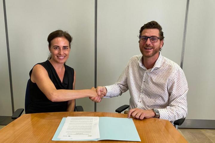 Los portavoces de Vox y del PP en el Parlament balear, Idoia Ribas (i) y Sebastià Sagregras (d), durante el acto de firma del acuerdo programático que contempla la abstención del partido de Santiago Abascal para facilitar la investidura como presidenta del Govern balear de la líder de los populares, Marga Prohens, quien formará ejecutivo en solitario.