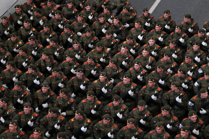 Soldados rusos desfilan para conmemorar el Día de la Victoria sobre la Alemania nazi.