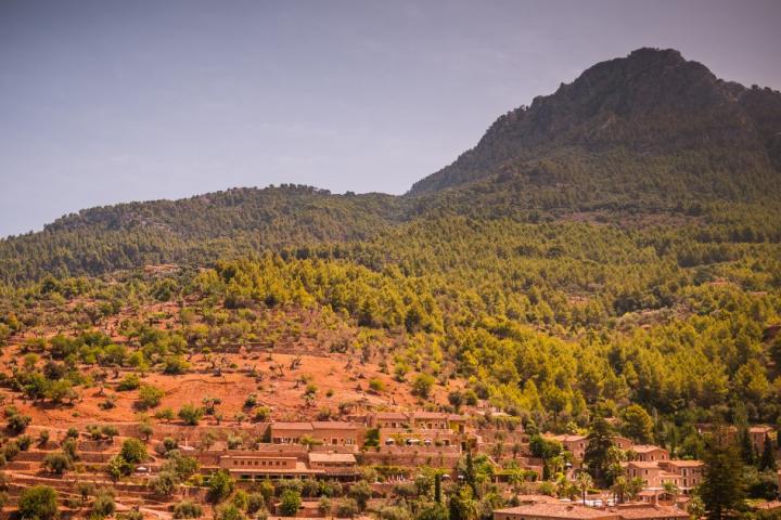 Imagen de una pequeña montaña en la ciudad de Deyá, Mallorca