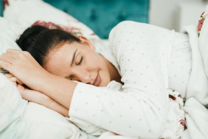 Test visual de personalidad que dice cómo eres según tu postura al dormir