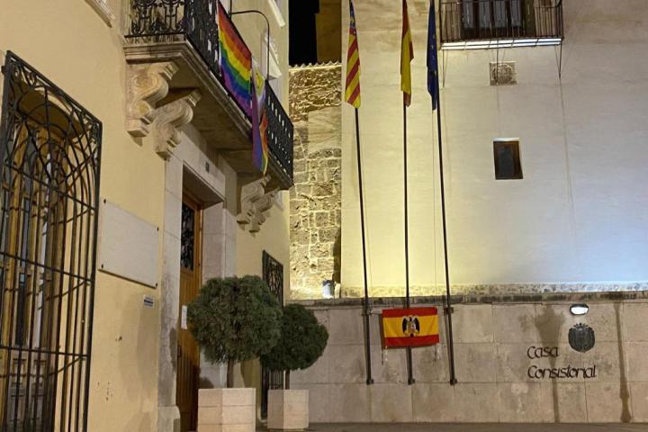 Bandera LGTBI y preconstitucional en el Ayuntamiento de Albaida